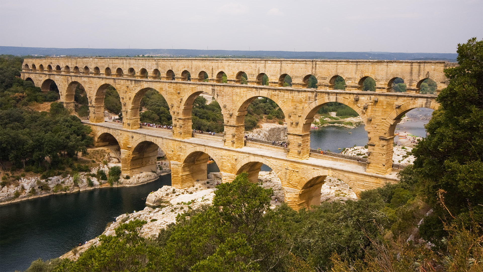 how to get travel from nimes to pont du gard