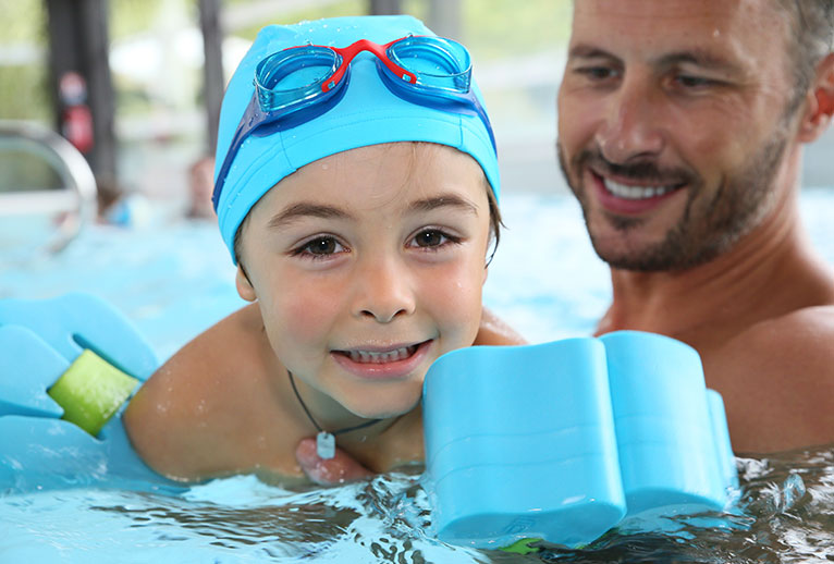 how to teach mommy and me swim classes