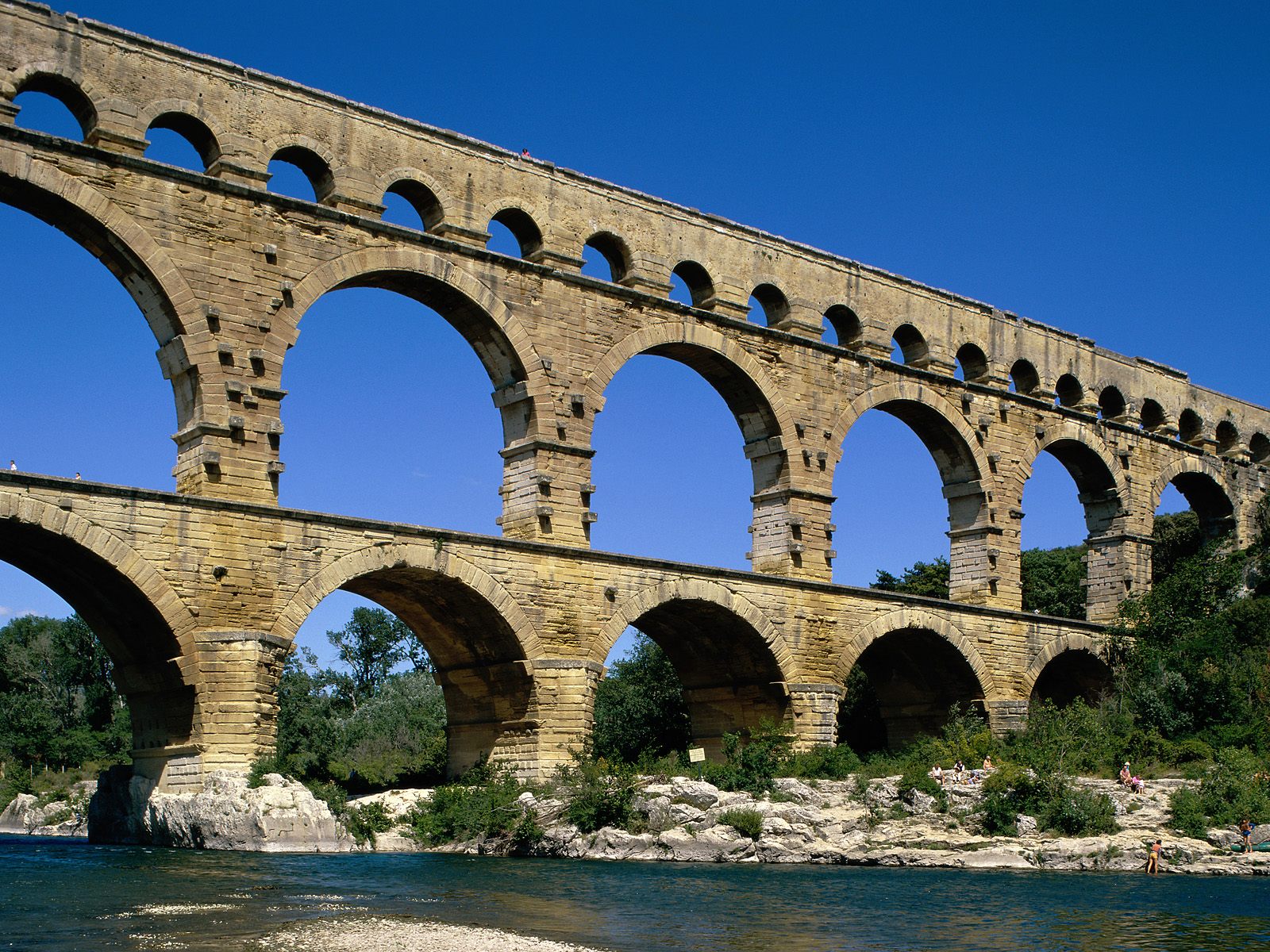 how to get travel from nimes to pont du gard